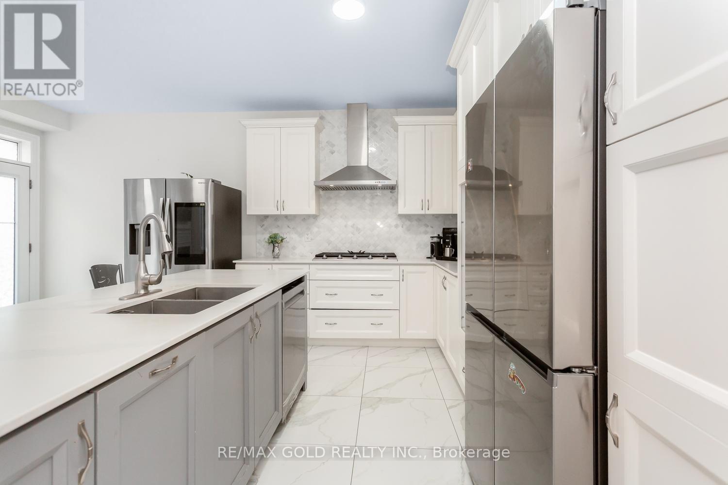 15 FARRINGDON CRESCENT - 22
