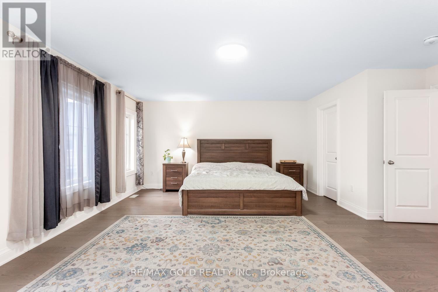 15 FARRINGDON CRESCENT - 31