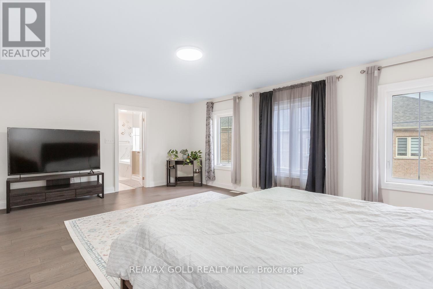 15 FARRINGDON CRESCENT - 32