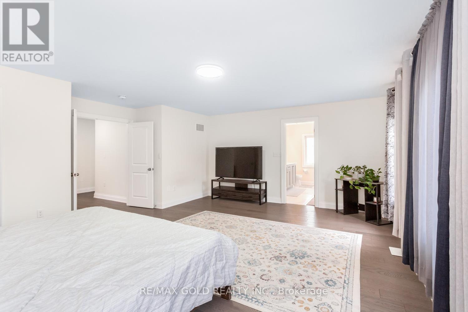 15 FARRINGDON CRESCENT - 33