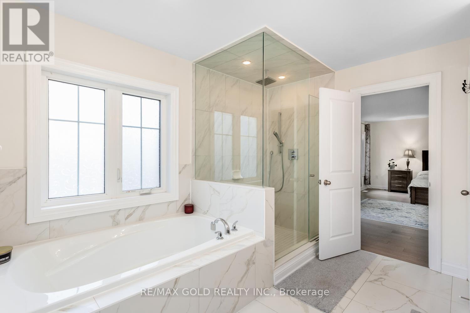 15 FARRINGDON CRESCENT - 36