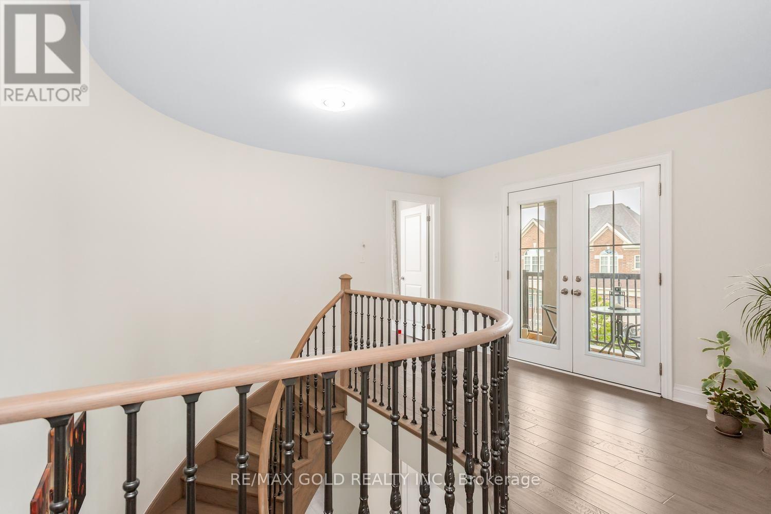 15 FARRINGDON CRESCENT - 38