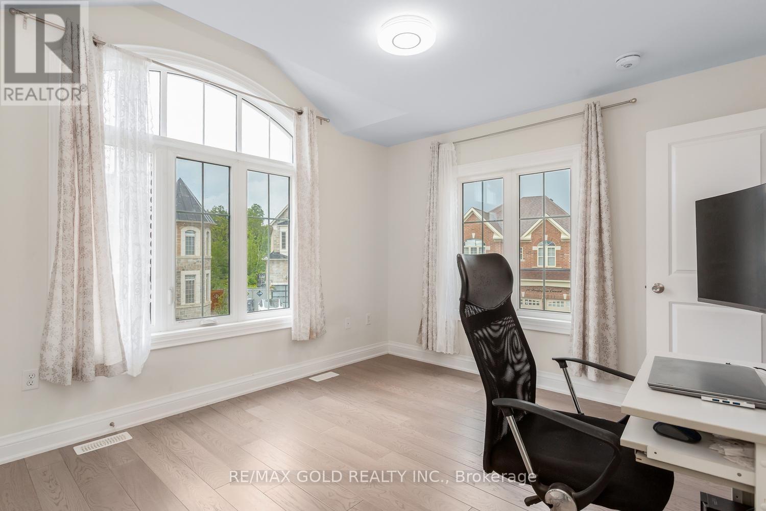 15 FARRINGDON CRESCENT - 39