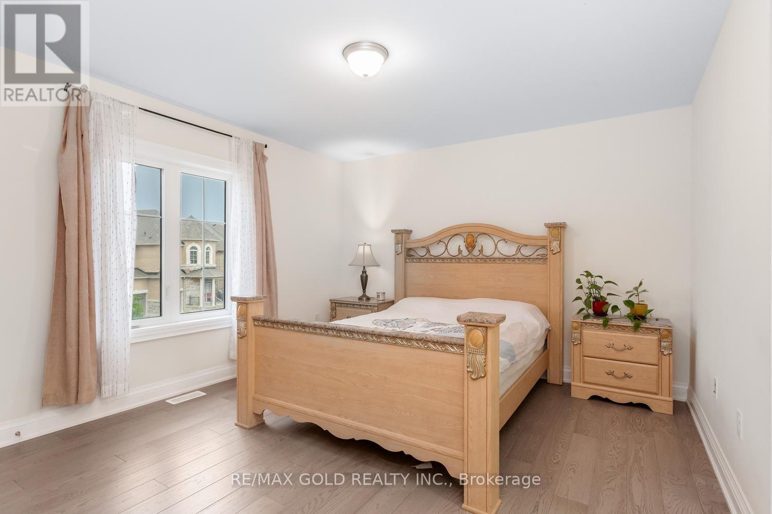 15 FARRINGDON CRESCENT - 42