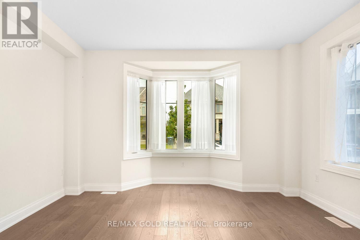15 FARRINGDON CRESCENT - 7