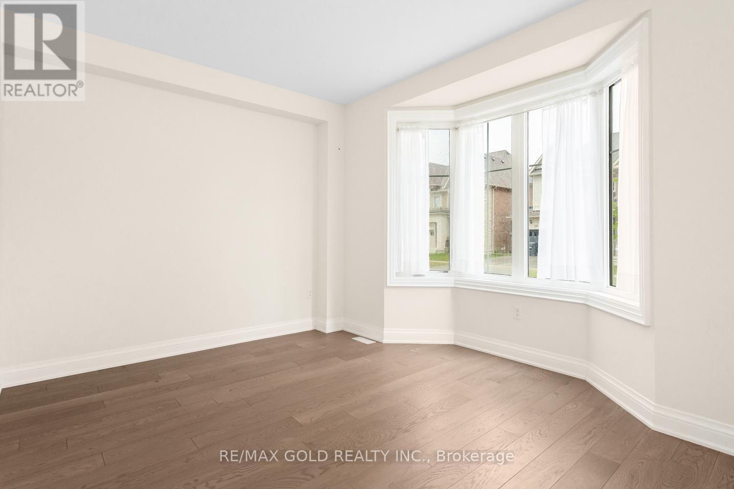 15 FARRINGDON CRESCENT - 9
