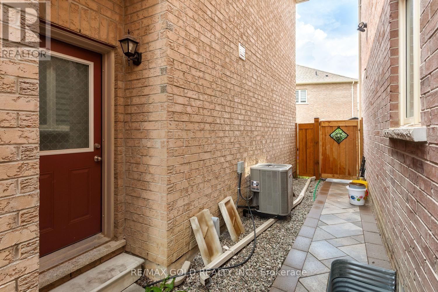 15 FARRINGDON CRESCENT - 48