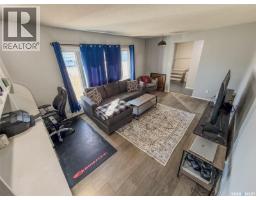 Primary Bedroom - 405 5th Street E, Shaunavon, SK S0N2M0 Photo 9