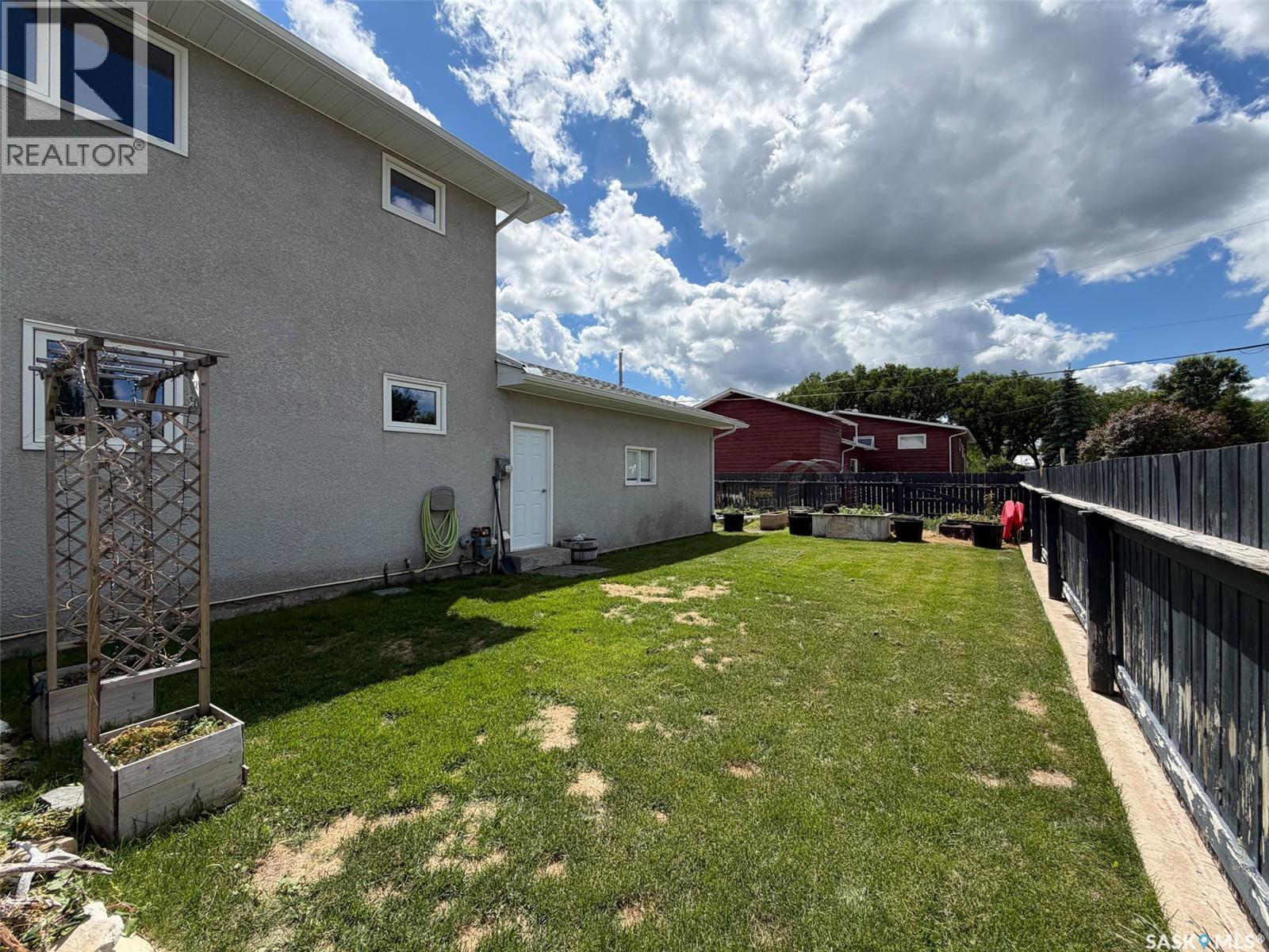 405 5th STREET E - 52