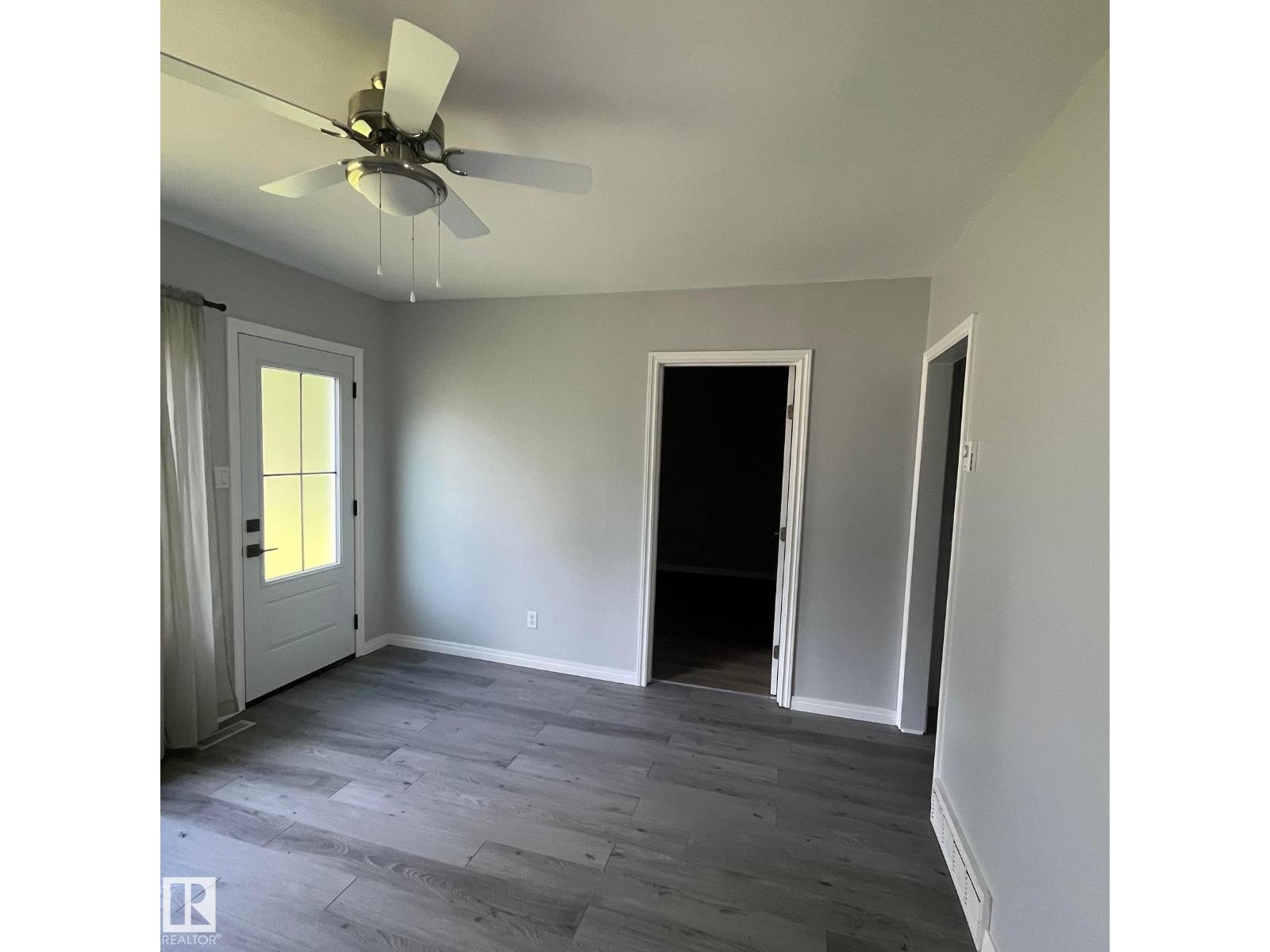 5212 51 Ave - 14