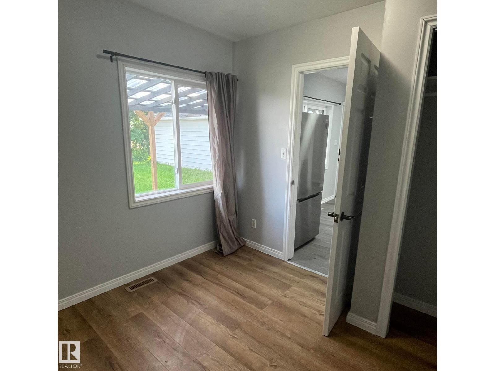 5212 51 Ave - 9