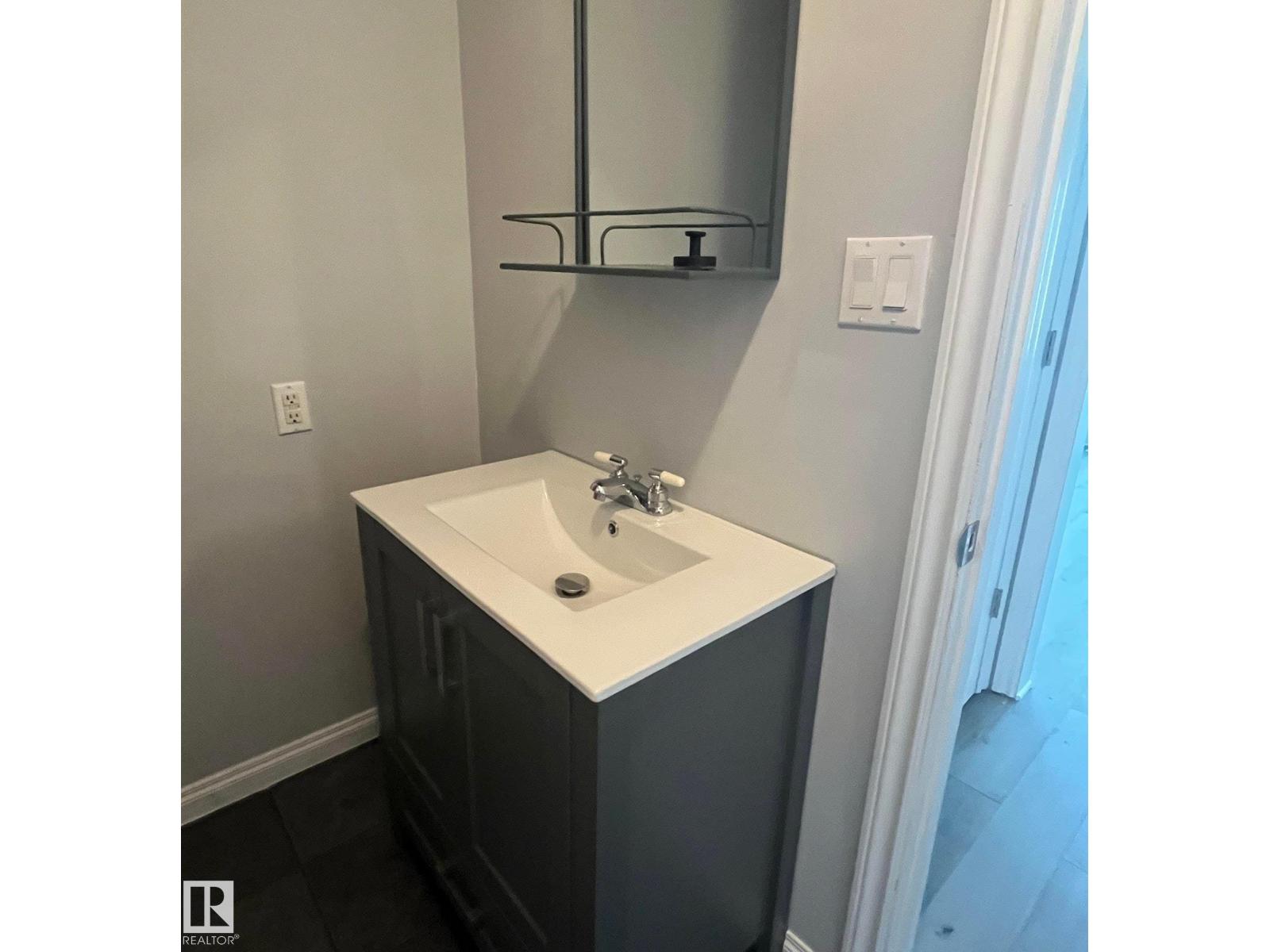 5212 51 Ave - 17