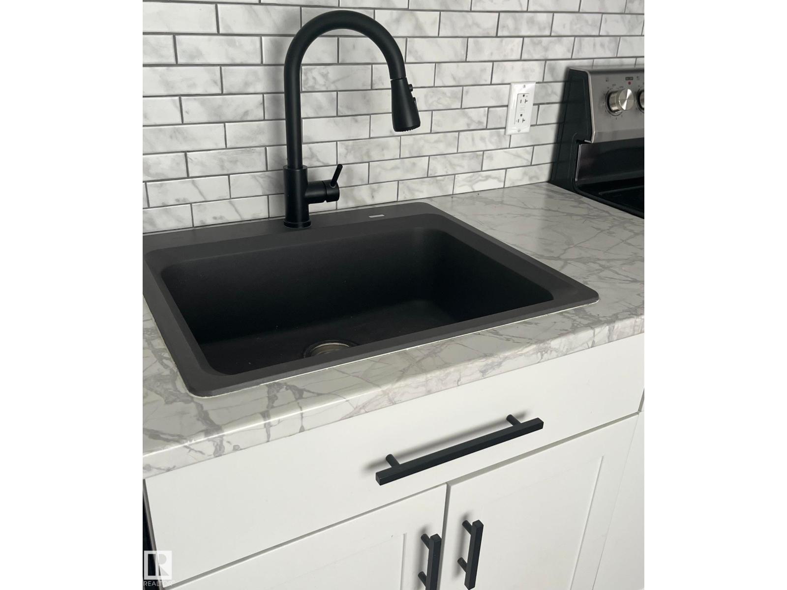 5212 51 Ave - 7