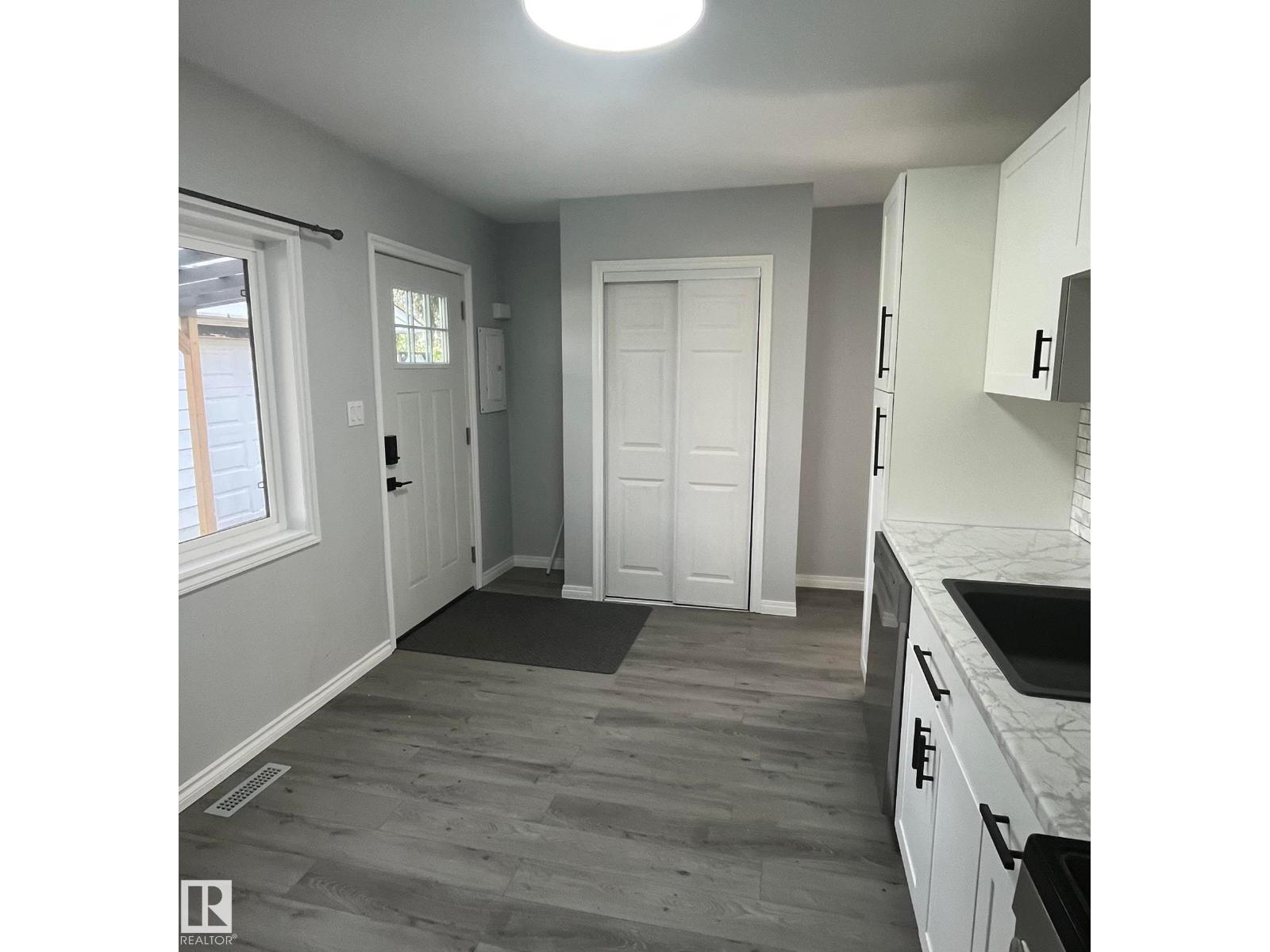 5212 51 Ave - 10