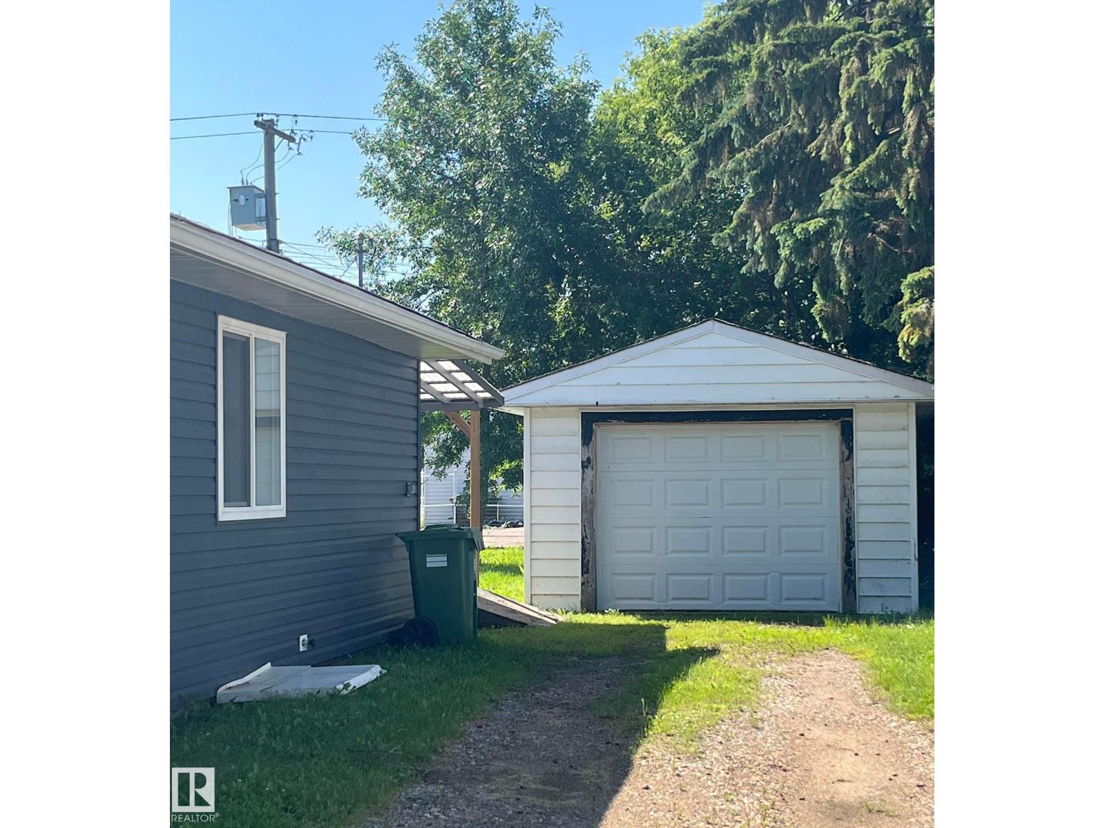 5212 51 Ave - 29