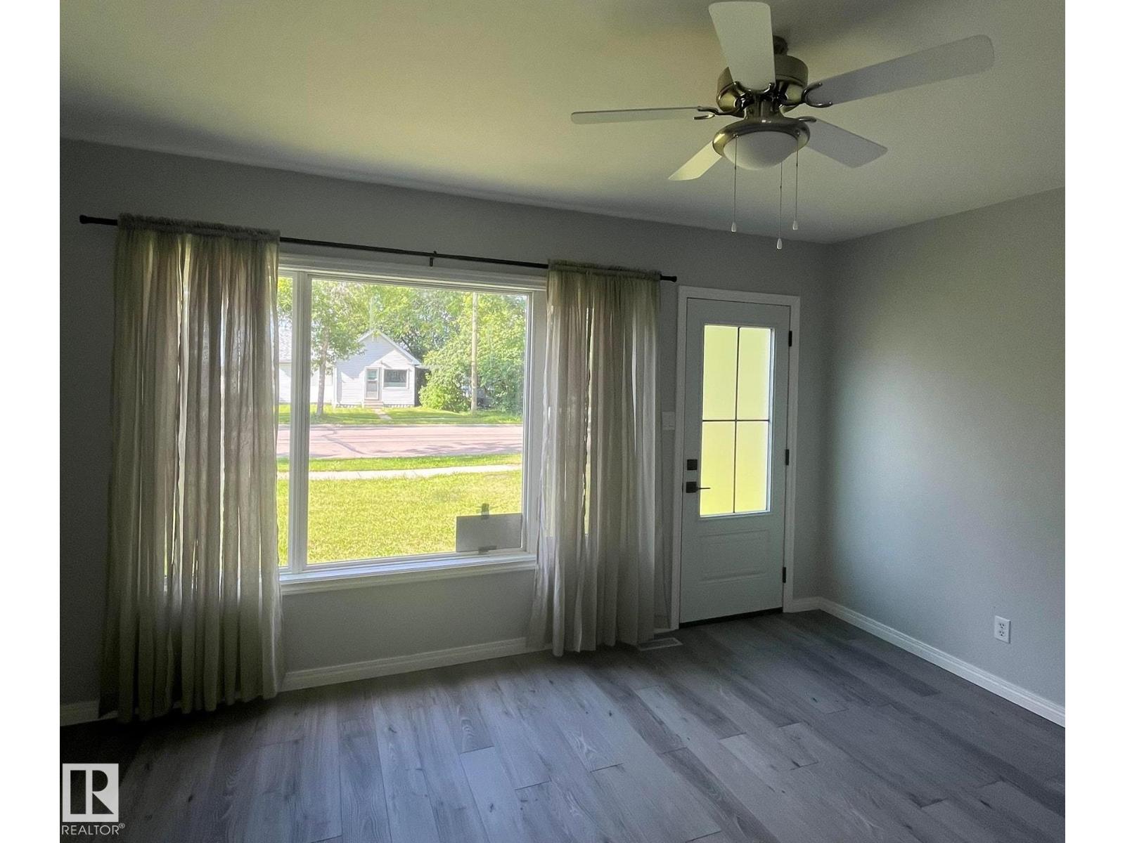 5212 51 Ave - 12