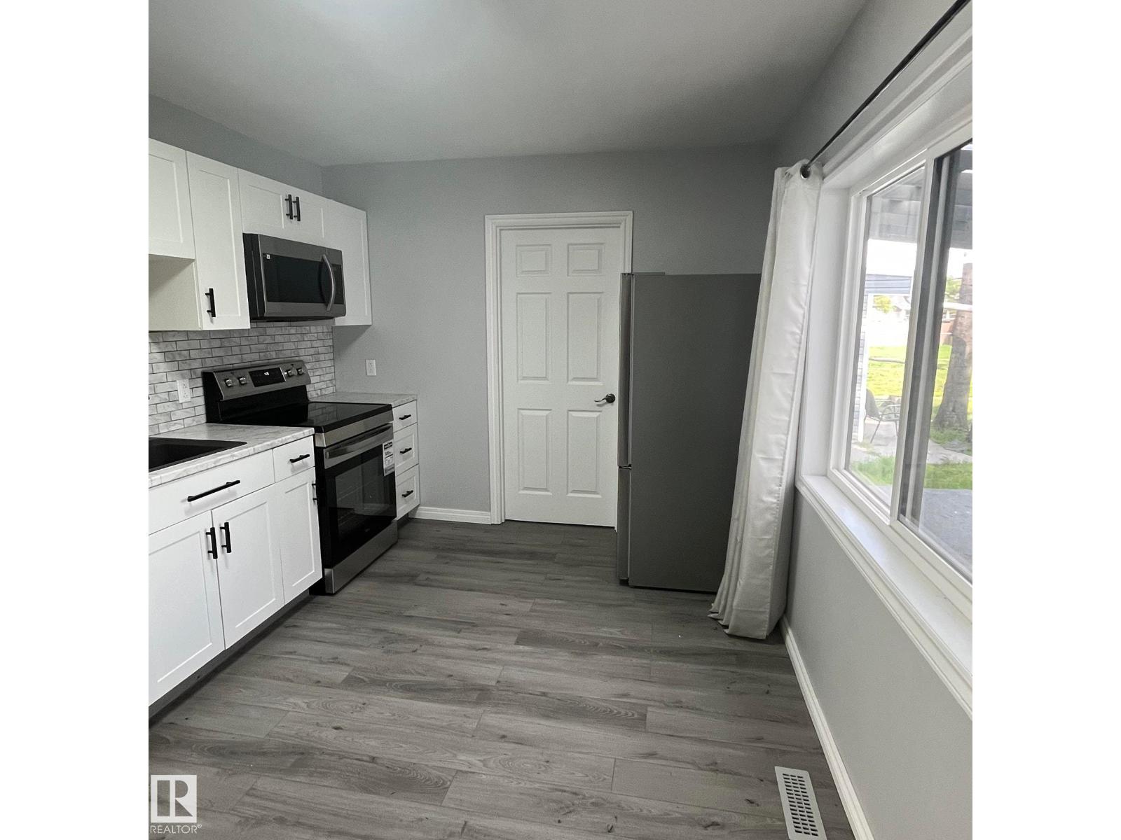 5212 51 Ave - 4