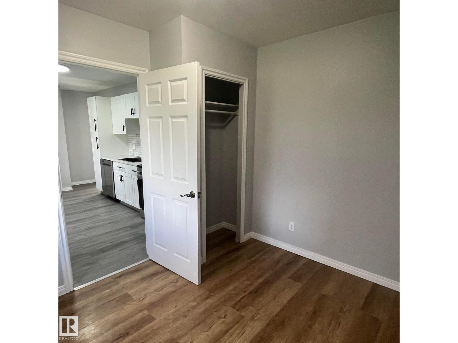 5212 51 Ave - 8