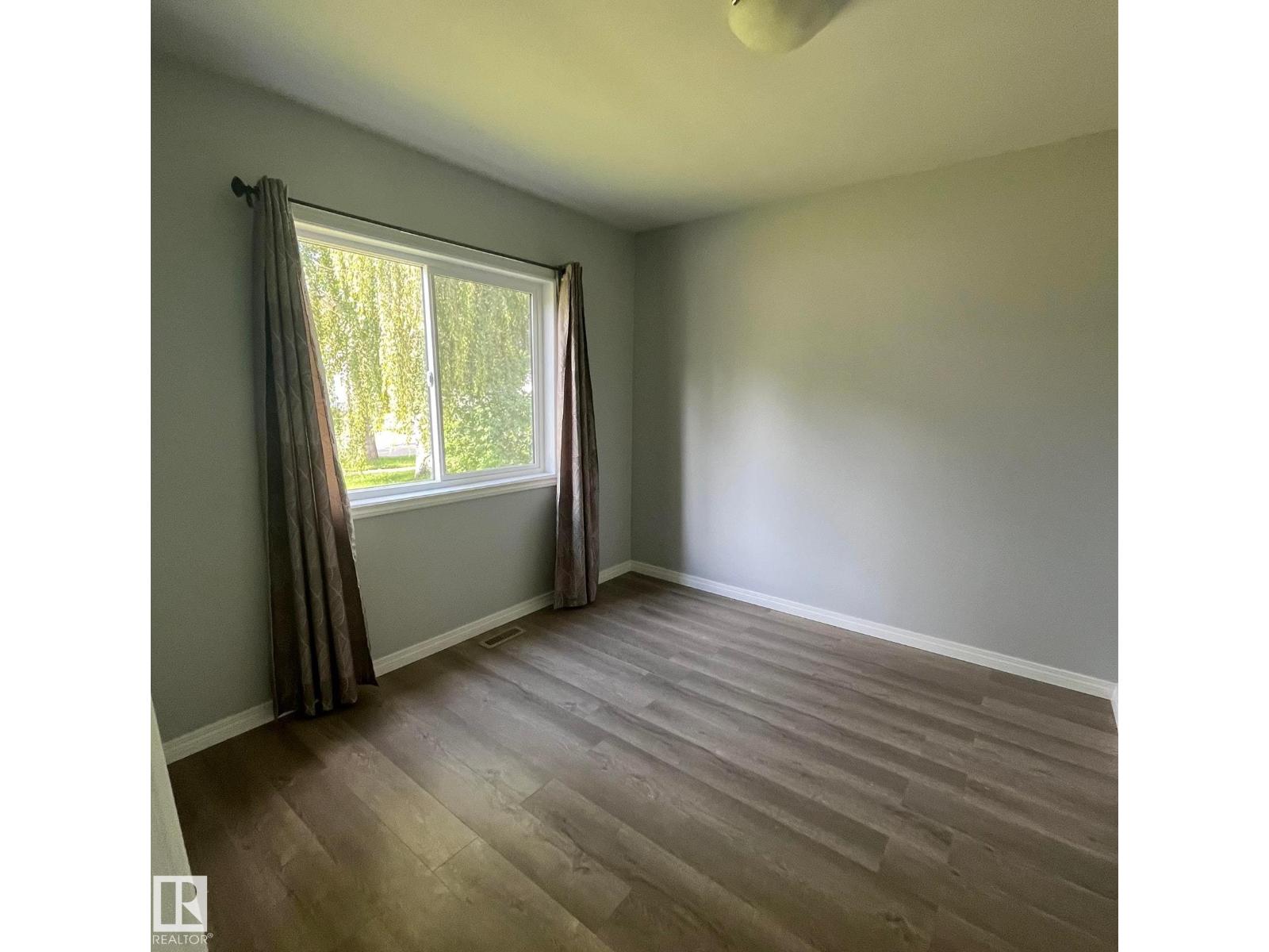 5212 51 Ave - 15