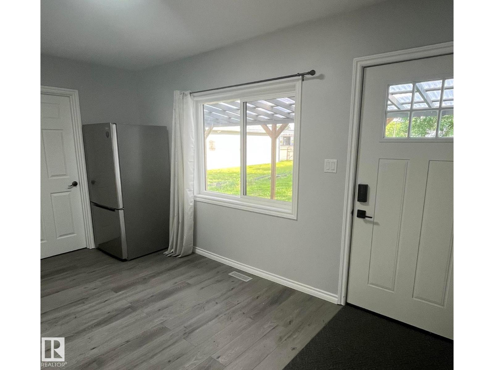 5212 51 Ave - 3