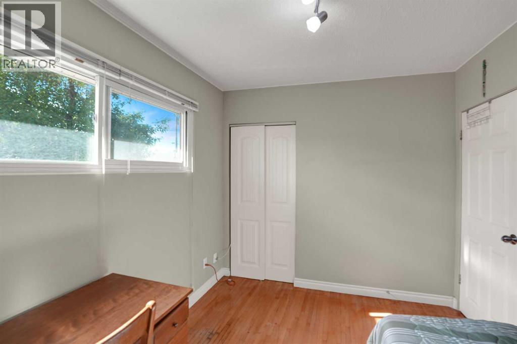 10315 8 Street SW - 17