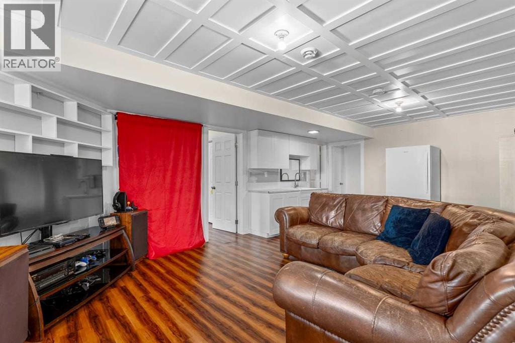 317 McLeod Crescent - 32
