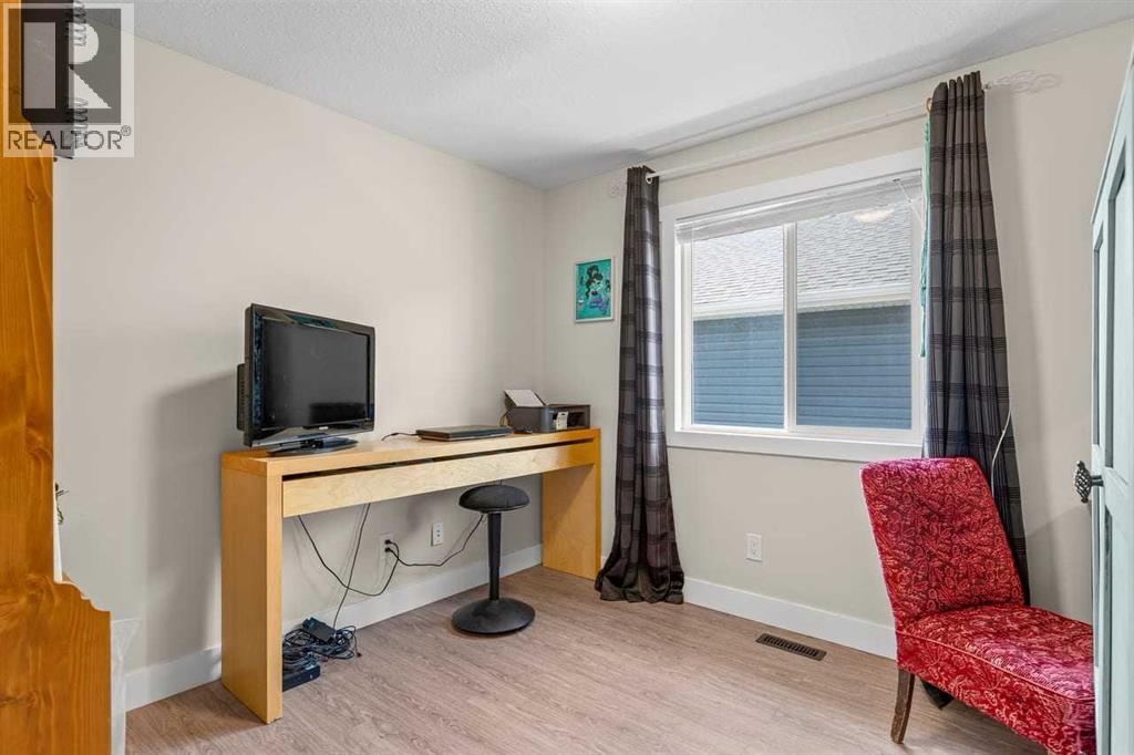 317 McLeod Crescent - 24