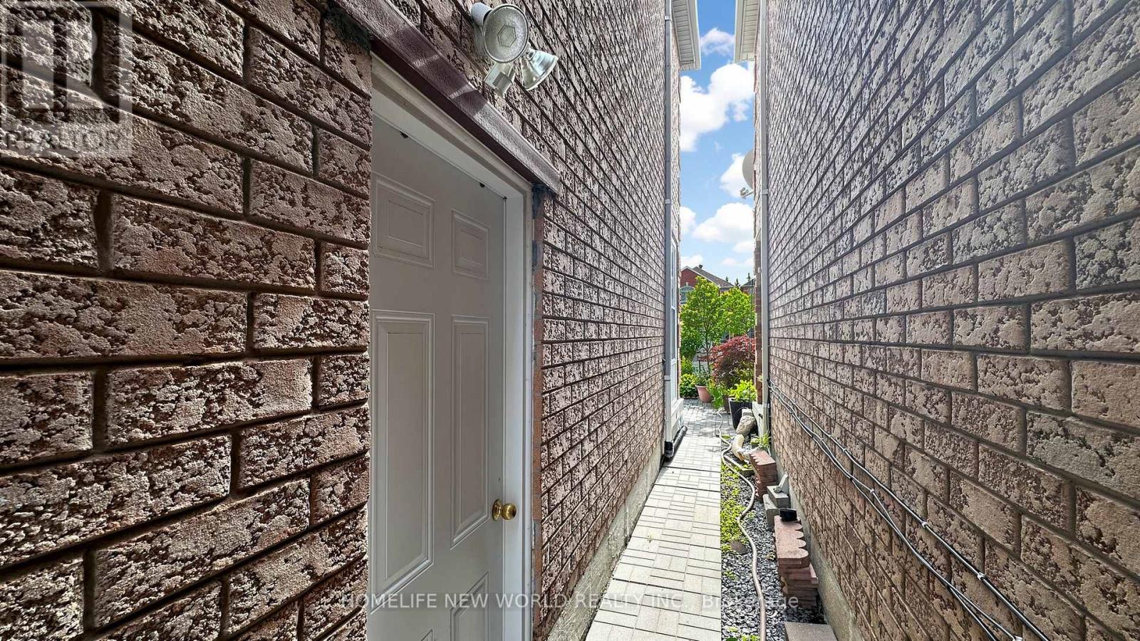 73 DOUBTFIRE CRESCENT - 37