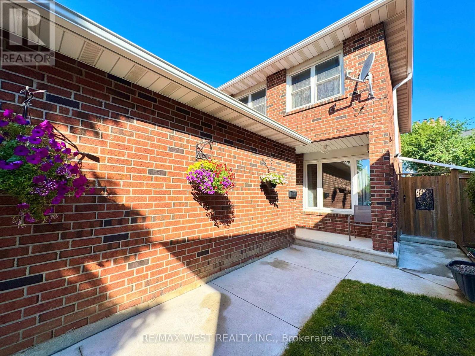 40 MAPLEHURST SQUARE - 3