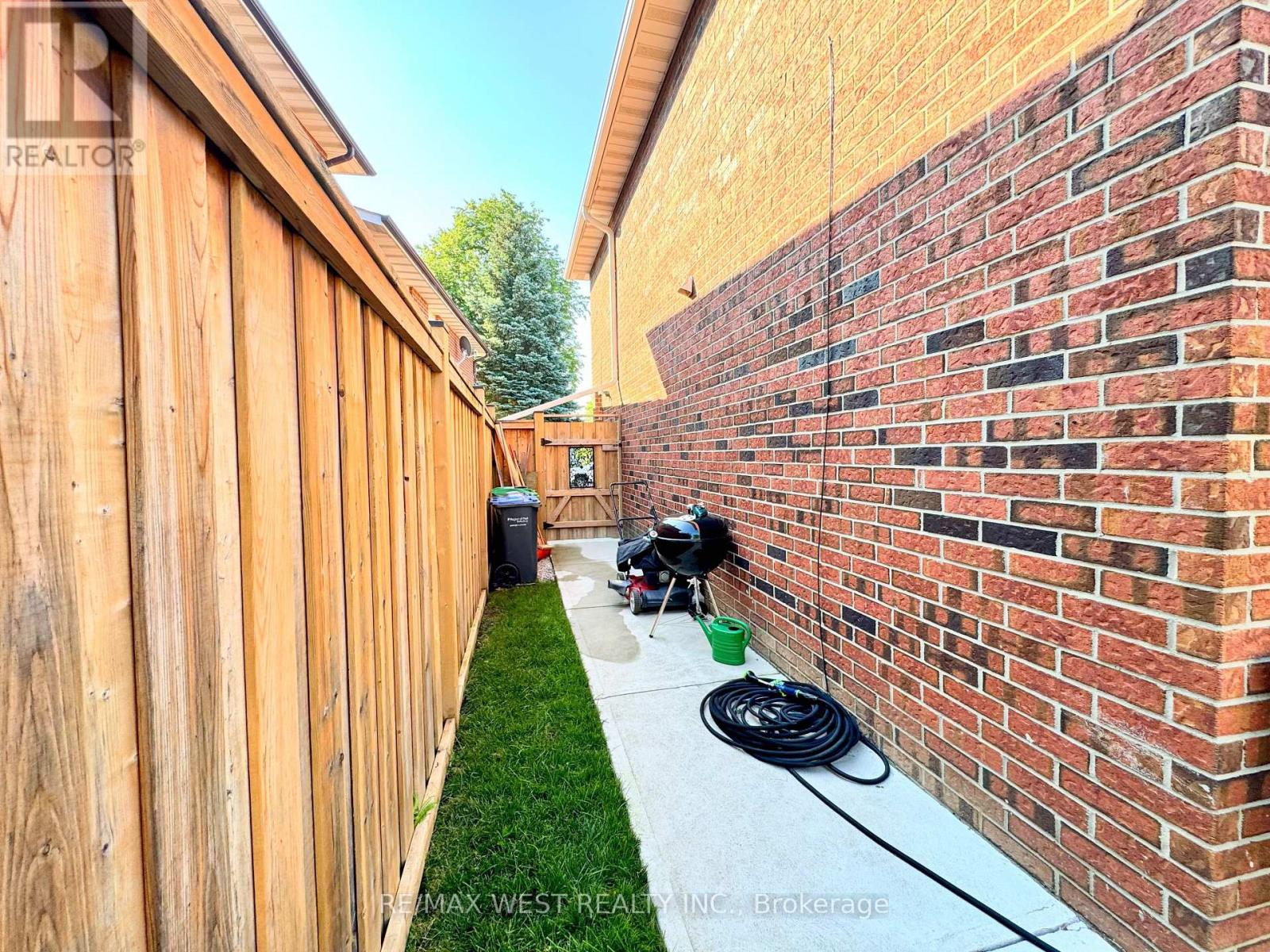 40 MAPLEHURST SQUARE - 37