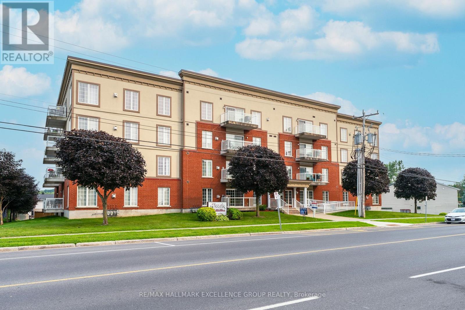 #406 2921 LAURIER STREET - 1