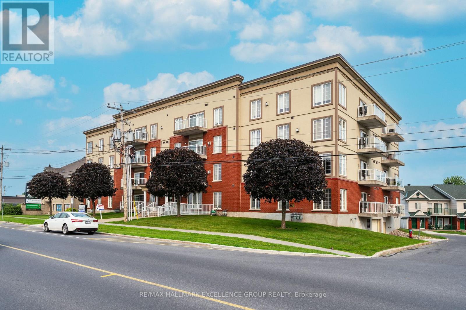 #406 2921 LAURIER STREET - 2