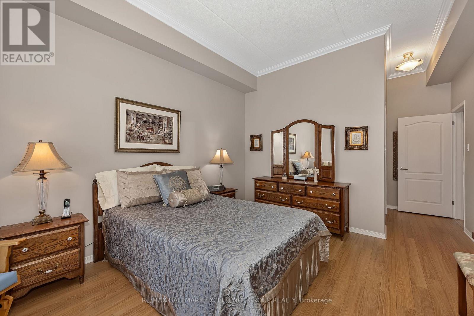 #406 2921 LAURIER STREET - 23