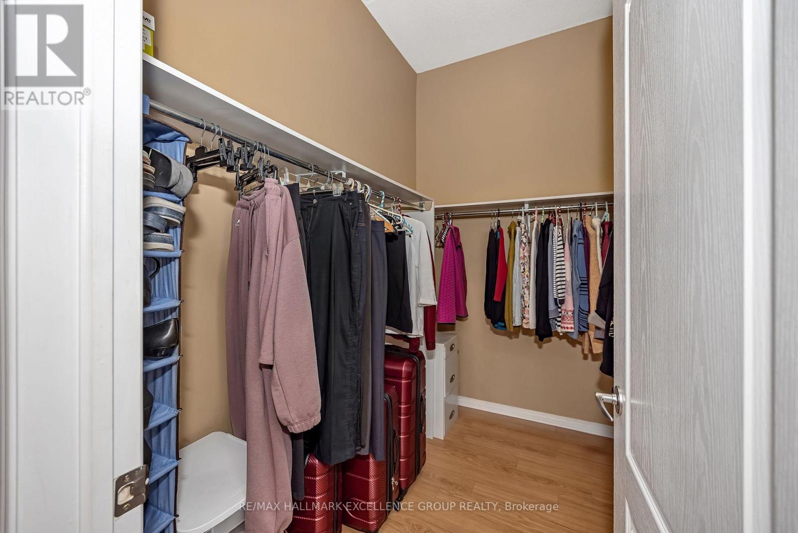 #406 2921 LAURIER STREET - 24
