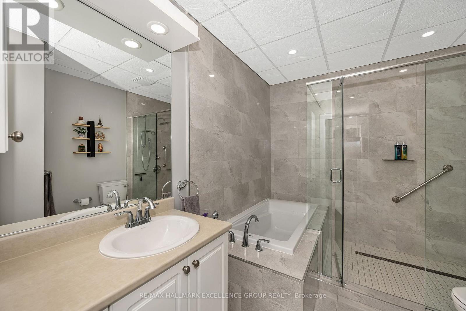 #406 2921 LAURIER STREET - 25