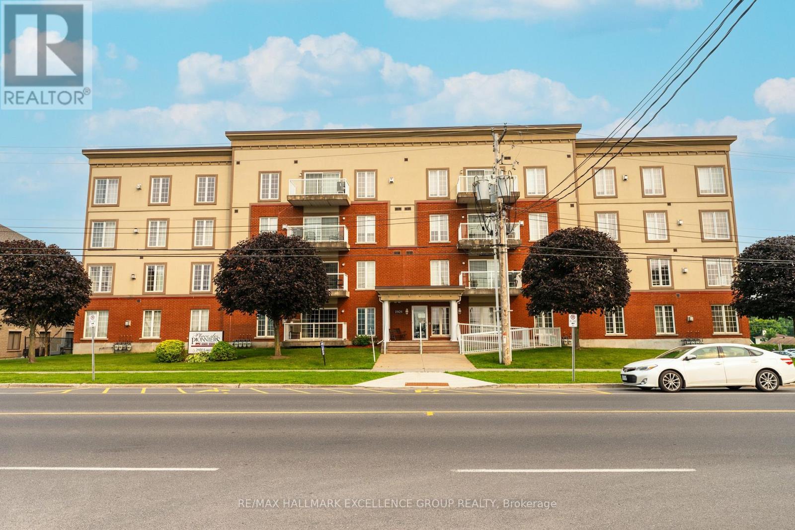 #406 2921 LAURIER STREET - 3