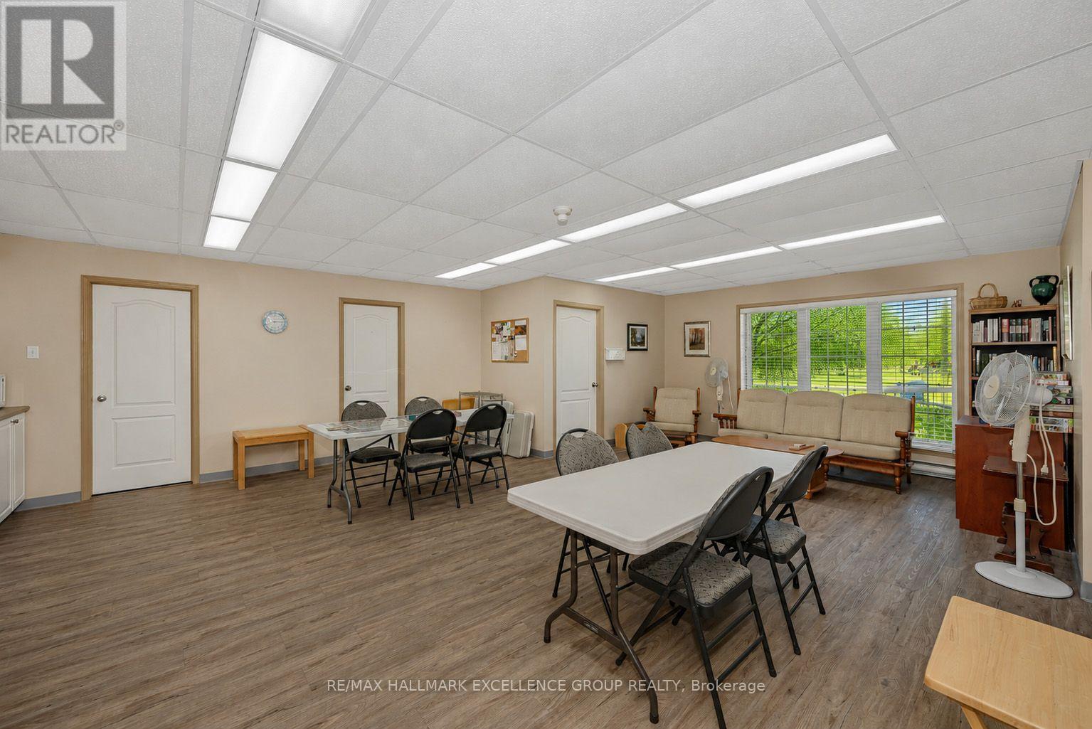 #406 2921 LAURIER STREET - 31