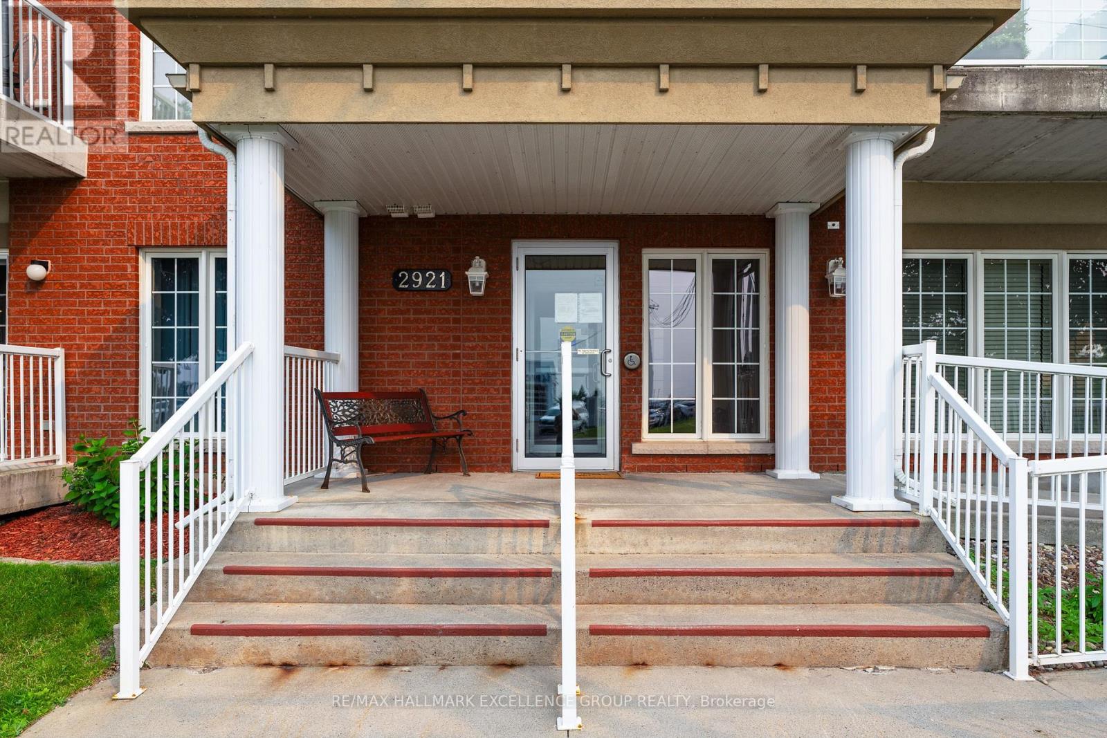 #406 2921 LAURIER STREET - 4