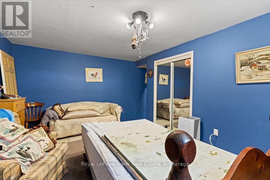 720472 20 SIDE ROAD - 30