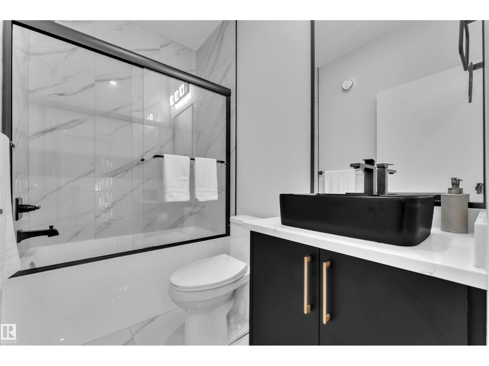 2531 63 AV NE - 33