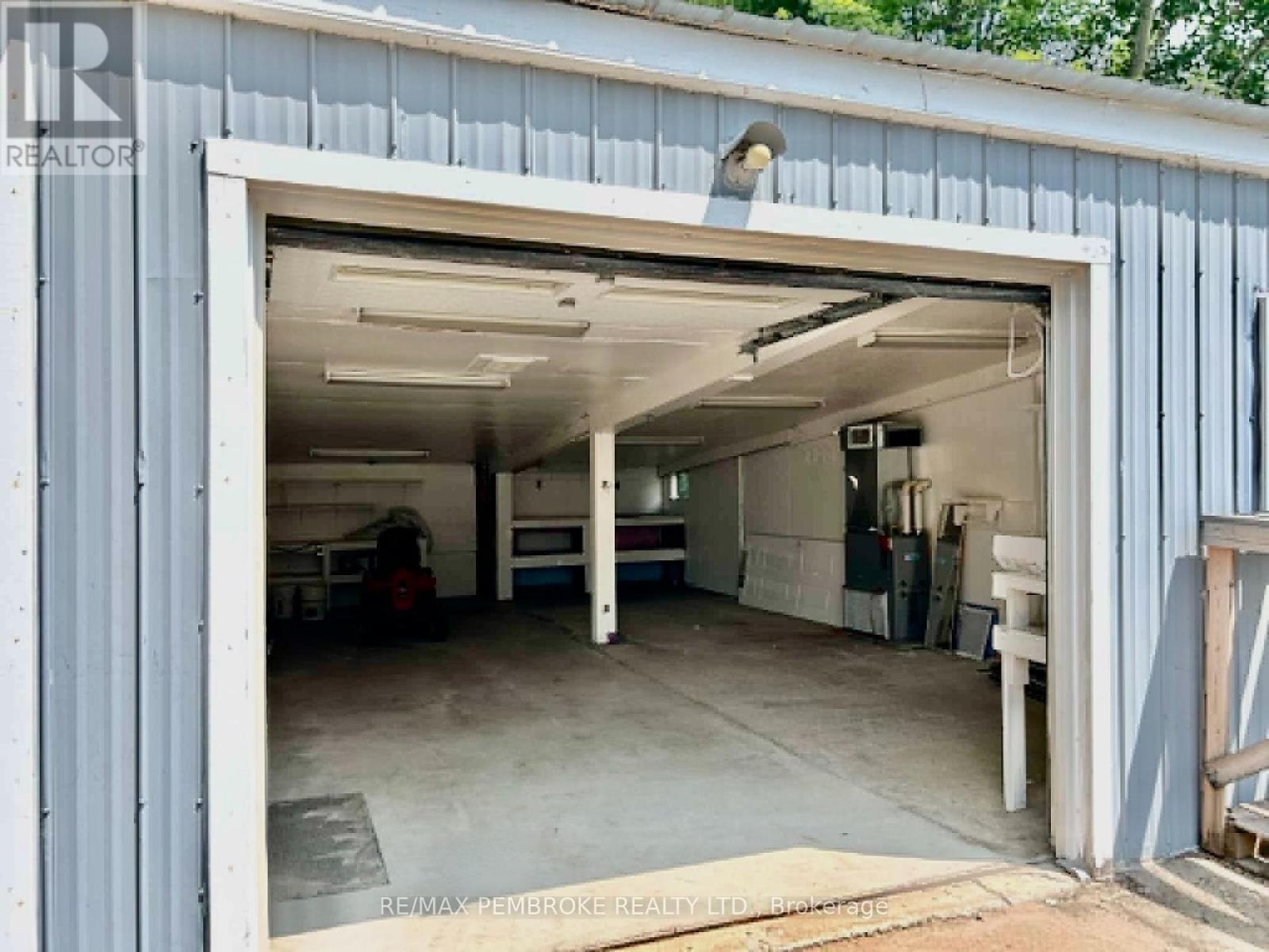 2185 PETAWAWA BOULEVARD - 38