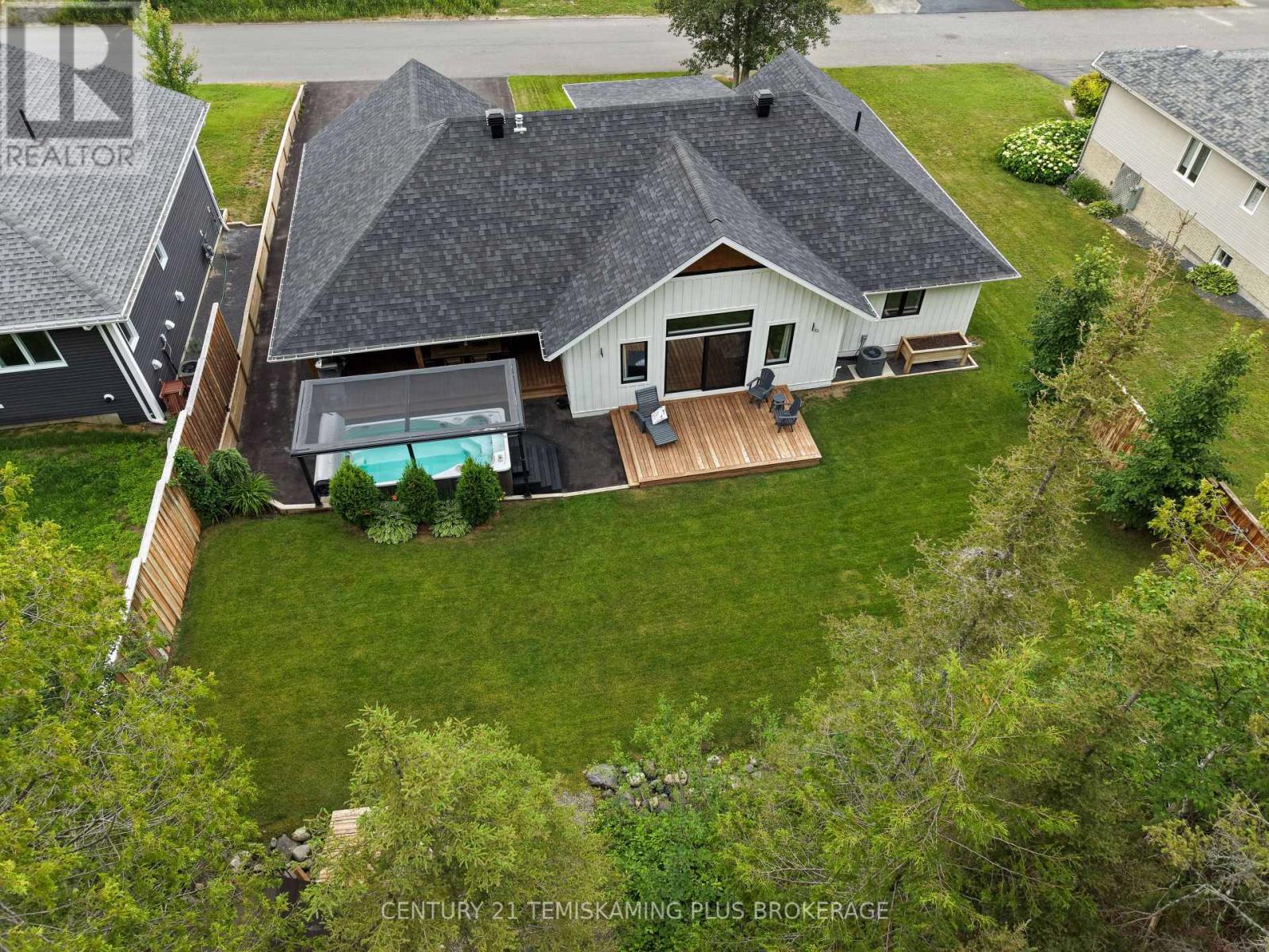 273 COSMAN CRESCENT - 4