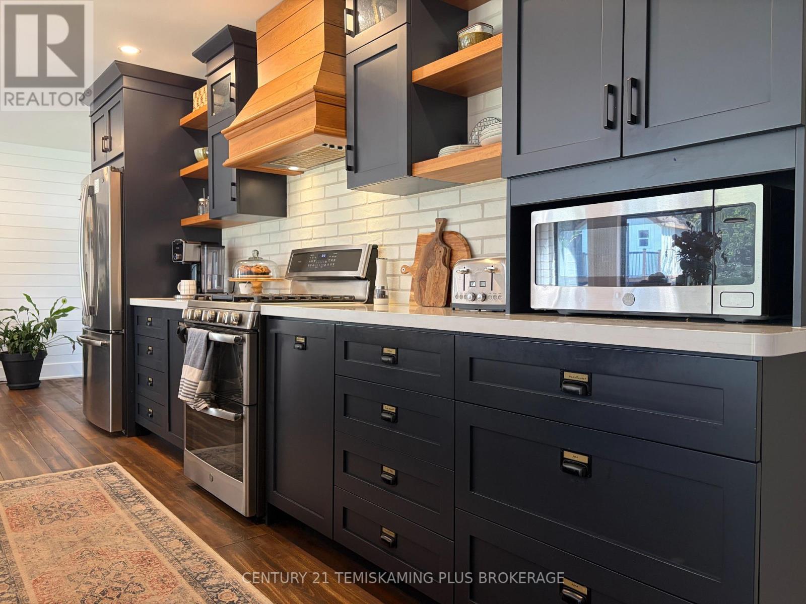 273 COSMAN CRESCENT - 6