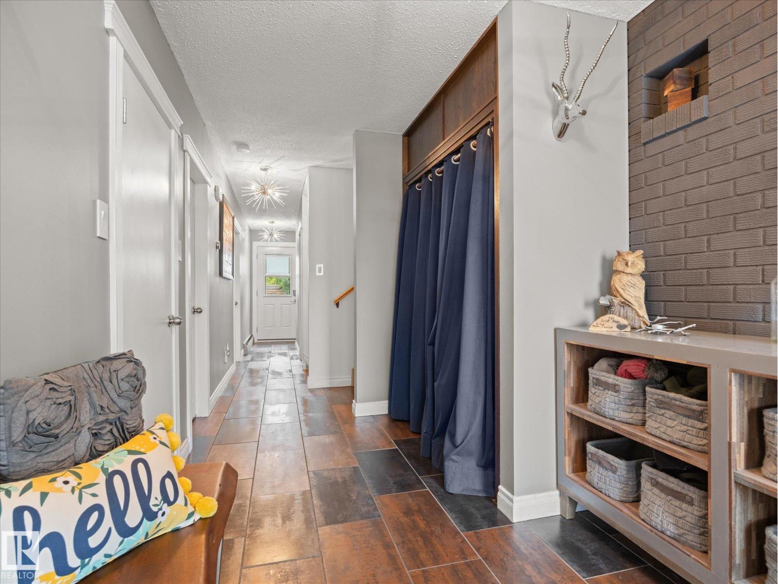 8822 161 ST NW - 4