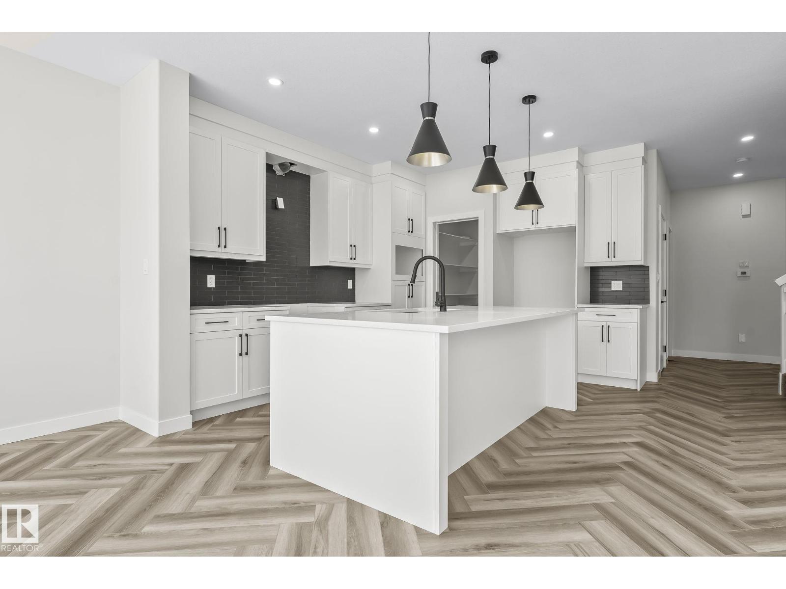 208 Falcon Crescent - 2