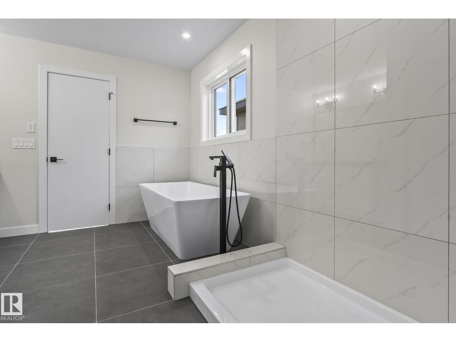 208 Falcon Crescent - 11