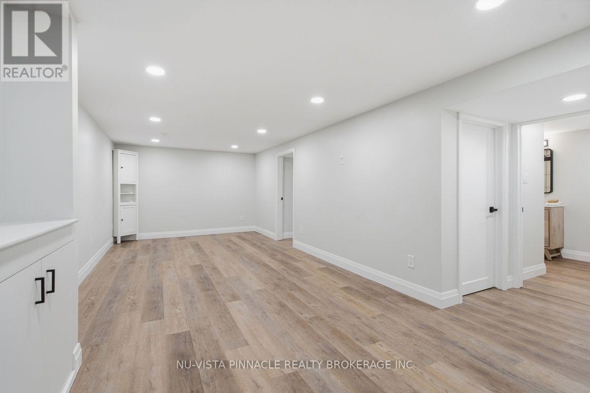 59 KINNEAR CRESCENT - 32