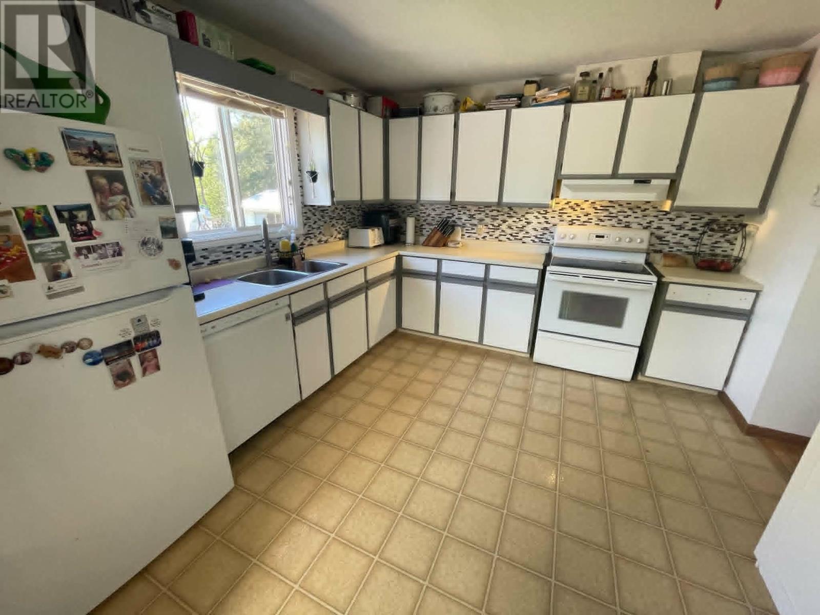 132 Parkland CRES - 6