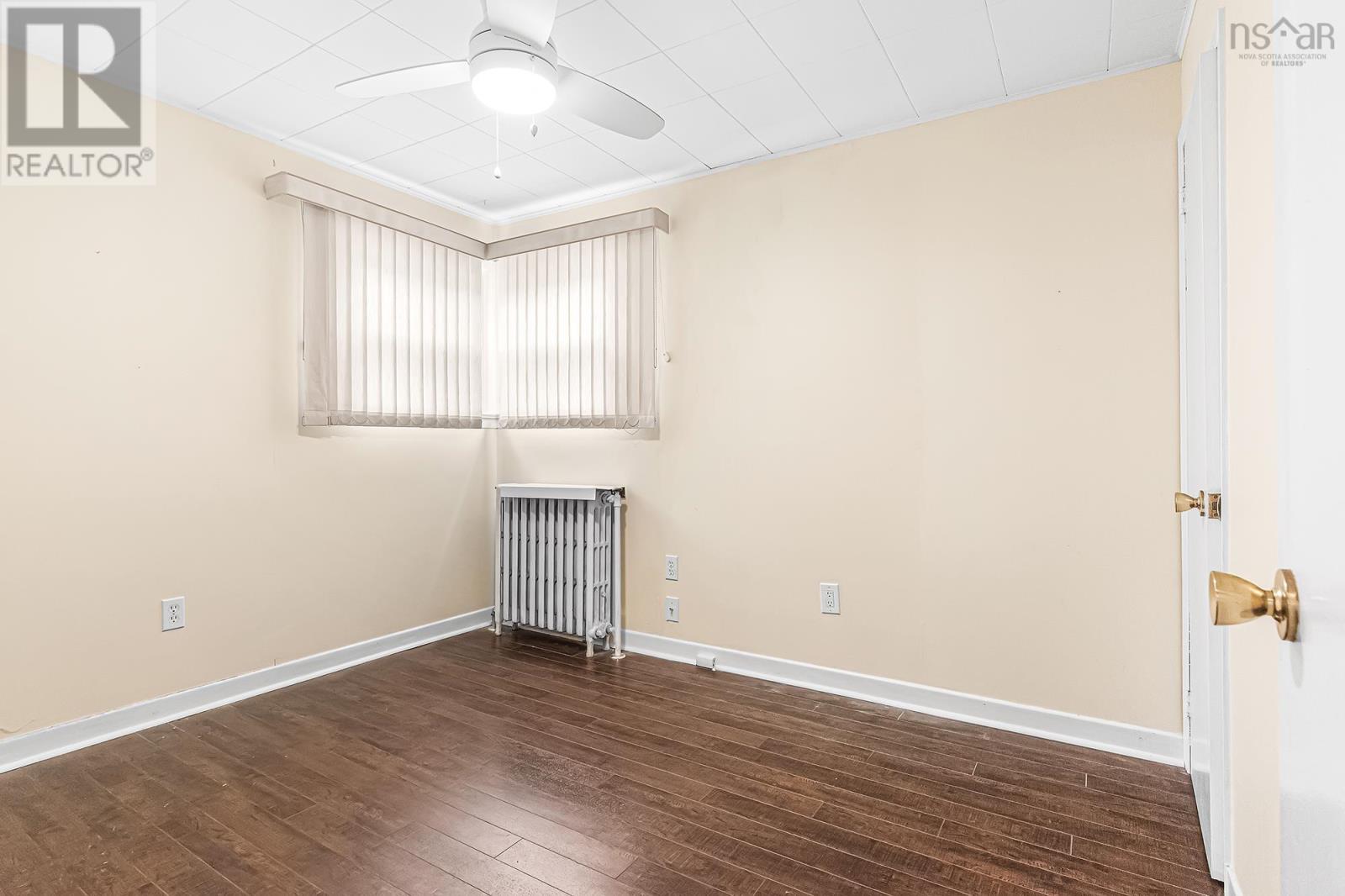 2575 Connaught Avenue - 23
