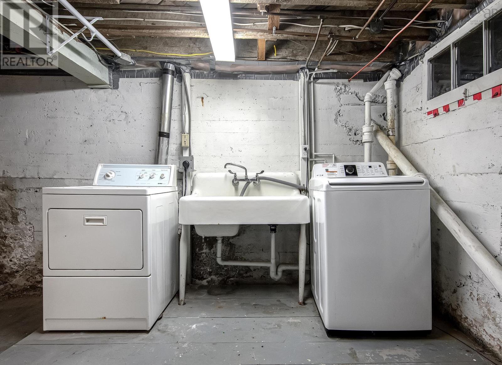 2575 Connaught Avenue - 35